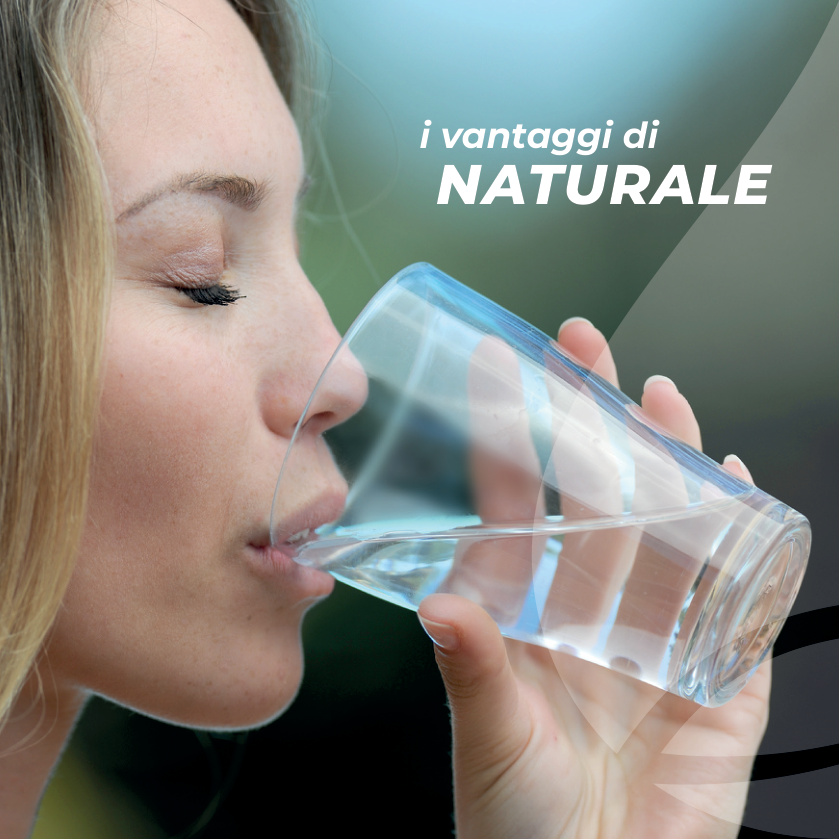 Donna che beve acqua